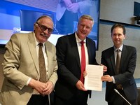 vlnr: Informateur Geert Jansen, CdK Andries Heidema en CDA fractievoorzitter Eddy van Hijum