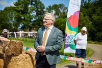 Gert Harm ten Bolscher bij de feestelijke opening van de landelijke Geef-Kleur-Door-campagne