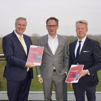 vlnr: Commissaris van de Koning Andries Heidema, directeur Rijnconsult Diederik Hommes en burgemeester van Haaksbergen Gerrit Jan Kok.