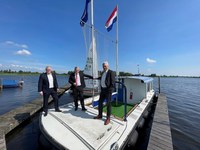 Op de foto van links naar rechts staat de personen die de overeenkomst hebben ondertekend: Wethouder Scheeringa van Steenwijkerland Gert Harm ten Bolscher, gedeputeerde provincie Overijssel Hans Pereboom waterschap WDOD, lid dagelijks bestuur